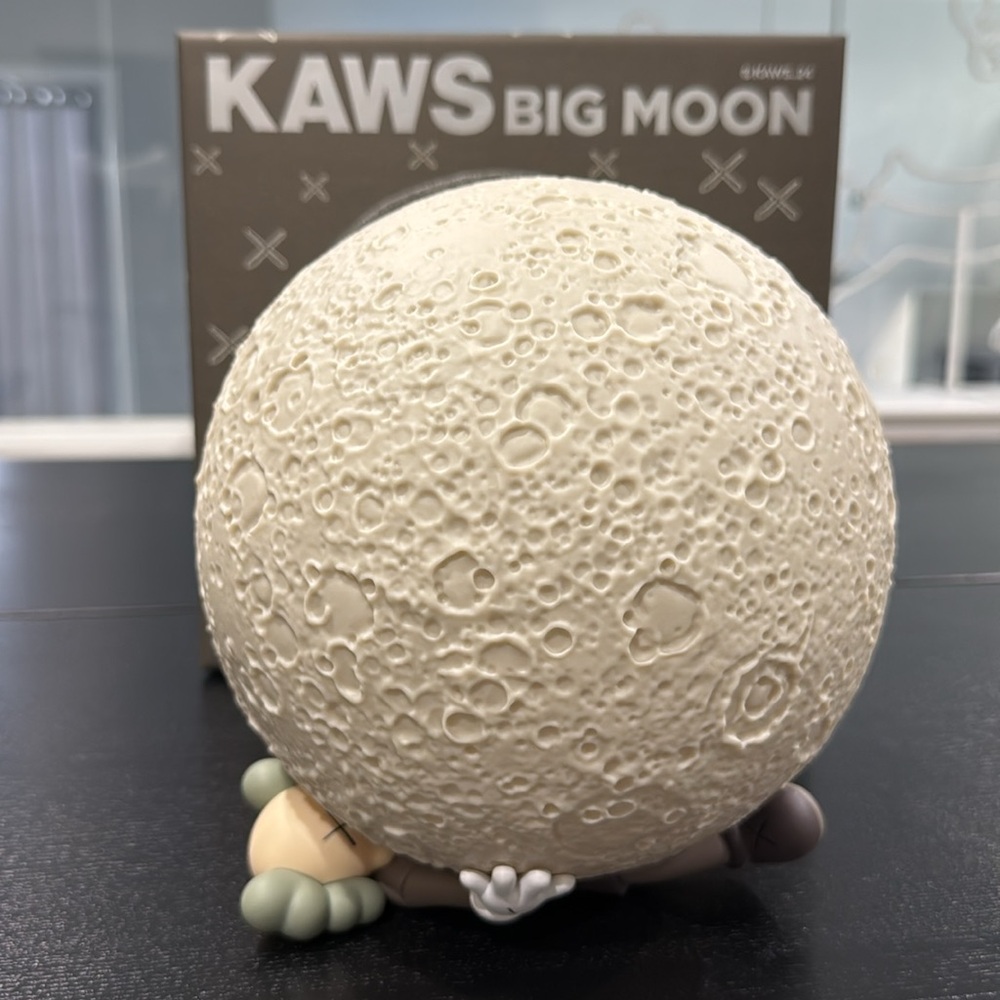 Kaws Big Moon Lamp - Picture 6 of 6